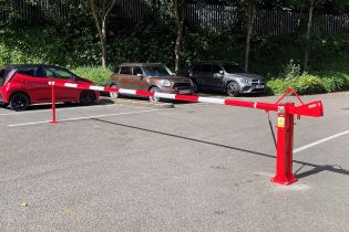 EASY LIFT Arm Barrier: Effortless Gas Strut Control 
Heavy Duty, 2-8 Metre Span for Secure Access